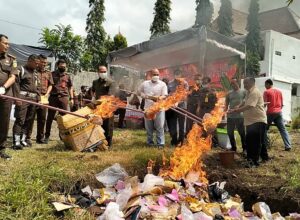 Kejaksaan Negeri (Kejari) Kota Malang musnahkan kurang lebih 70 kilogram narkoba. Pemusnahan itu bersama dengan berbagai barang bukti (BB) lain yang telah berkekuatan hukum tetap atau BHT (inkrahct), Selasa