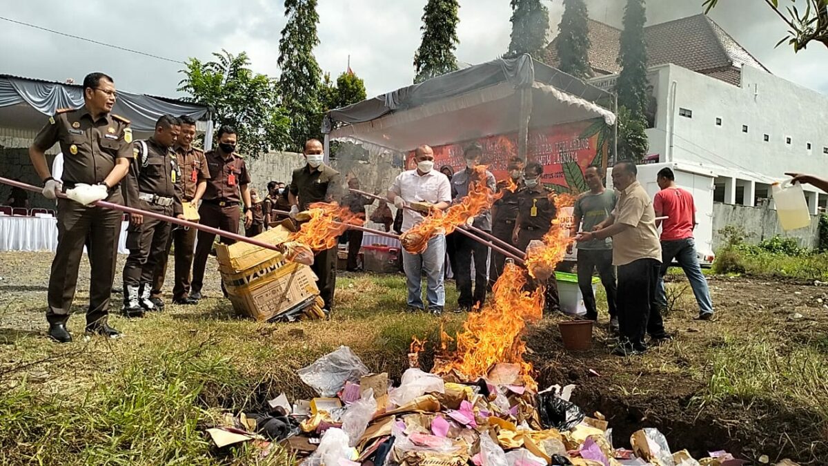 Kejaksaan Negeri (Kejari) Kota Malang musnahkan kurang lebih 70 kilogram narkoba. Pemusnahan itu bersama dengan berbagai barang bukti (BB) lain yang telah berkekuatan hukum tetap atau BHT (inkrahct), Selasa