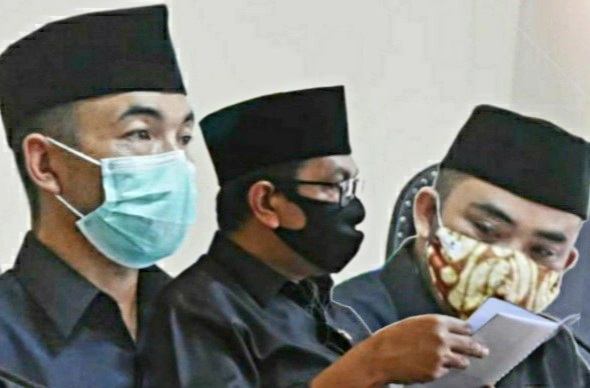 Ketua DPRD Kota Batu, Asmadi, Wakil Ketua 1 Nurochman dan Wakil Ketua 2 Heli Suyanto