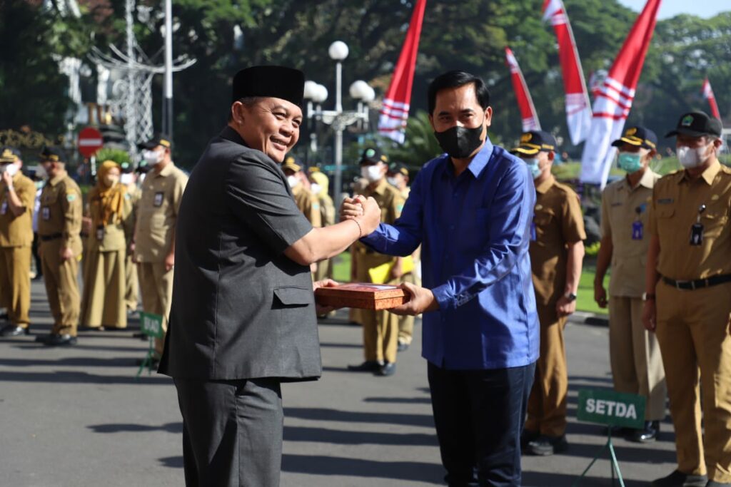 Ketua DPRD Kota Malang, I Made Riandiana Kartika menyerahkan bendera merah putih ke Direktur Utama Perumda Air Minum Tugu Tirta, M. Nor Muhlas (ist)