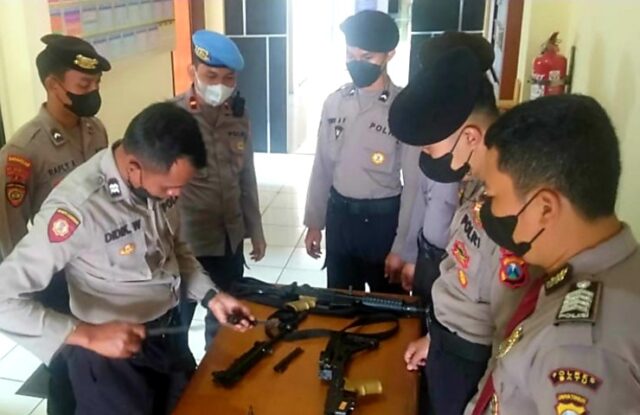 Latihan bongkar pasang Senpi Sat - Samapta Polres Batu