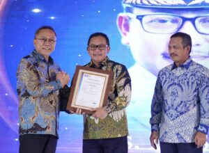 Menteri Perdagangan, Zulkifli Hasan menyerahkan penghargaan kepada Wali Kota Malang, Drs. H. Sutiaji dalam acara Penganugerahan Penghargaan Kementerian Perdagangan di Samarinda, Rabu (31/8/2022).