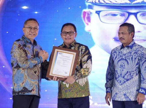 Menteri Perdagangan, Zulkifli Hasan menyerahkan penghargaan kepada Wali Kota Malang, Drs. H. Sutiaji dalam acara Penganugerahan Penghargaan Kementerian Perdagangan di Samarinda, Rabu (31/8/2022).