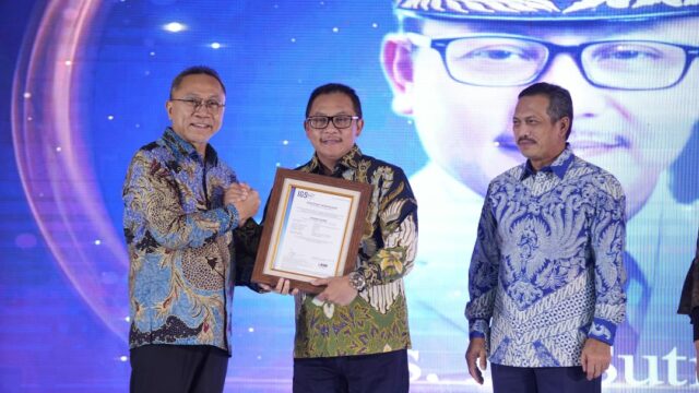 Menteri Perdagangan, Zulkifli Hasan menyerahkan penghargaan kepada Wali Kota Malang, Drs. H. Sutiaji dalam acara Penganugerahan Penghargaan Kementerian Perdagangan di Samarinda, Rabu (31/8/2022).