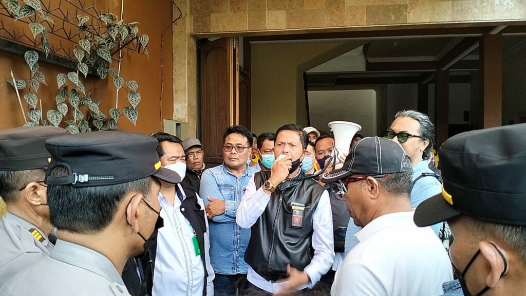 Panitera PN Kota Malang, Rudy Hartono (memegang mic) menjelaskan proses pelaksanaan eksekusi (ft.cholil)