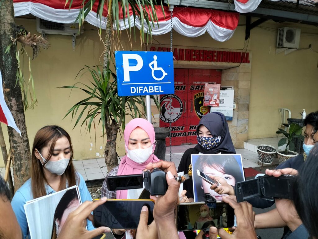 Para korban arisan bodong saat memberikan keterangan kepada wartawan usai membuat laporan di Polresta Malang Kota