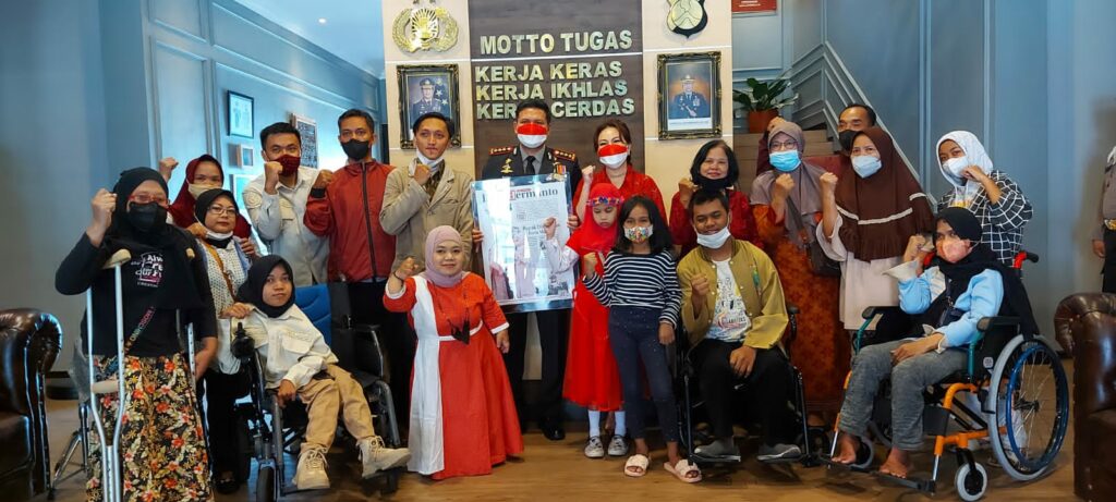 Para penyandang disabilitas pose bersama Kapolresta Malang Kota, Kombes Pol Budi Hermanto (ist)