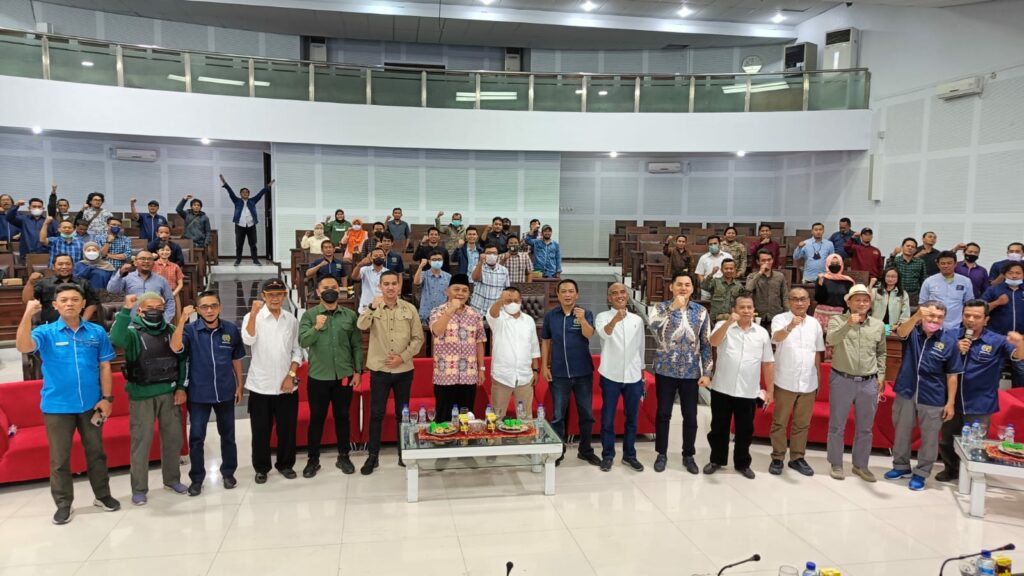 Para tamu undangan, narasumber serta pengurus PWI Malang Raya pose bersama peserta OKK (ist)