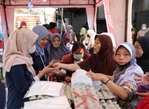 Pemerintah Kota (Pemkot) Malang menggelar operasi pasar guna menstabilkan harga dan memastikan pasokan bahan pokok serta komoditi lainnya, di depan Kuburan Londo Sukun, Senin (29/8/2022).