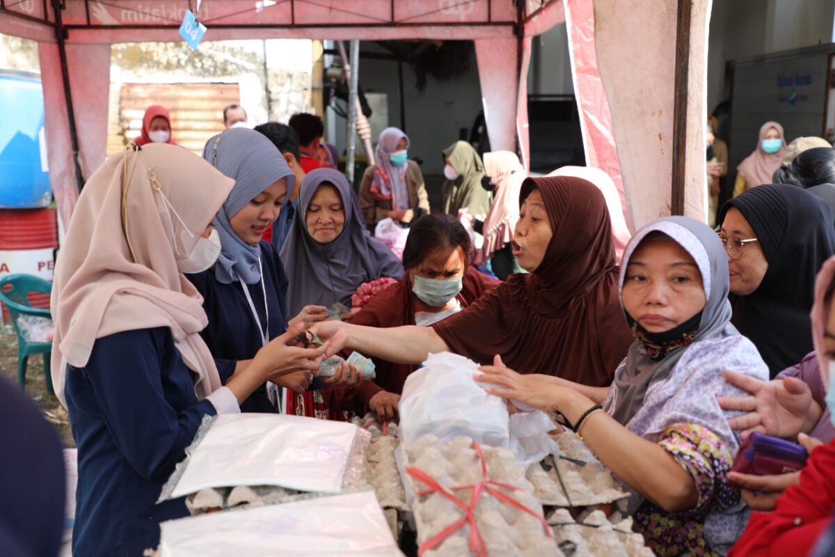 Pemerintah Kota (Pemkot) Malang menggelar operasi pasar guna menstabilkan harga dan memastikan pasokan bahan pokok serta komoditi lainnya, di depan Kuburan Londo Sukun, Senin (29/8/2022).