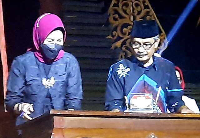 Penandatangan MoU antara Walikota Batu, Hj Dewanti Rumpoko dengan Pj Bupati Kulon Progo, Jogjakarta, Tri Saktiyana