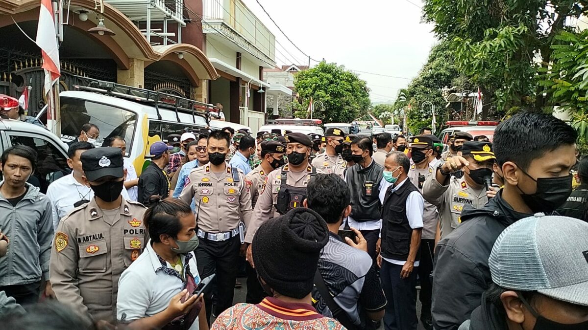 Petugas Polresta Malang Kota dan dari Kodim 0833 Kota Malang mengamankan jalannya eksekusi (ft.cholil)