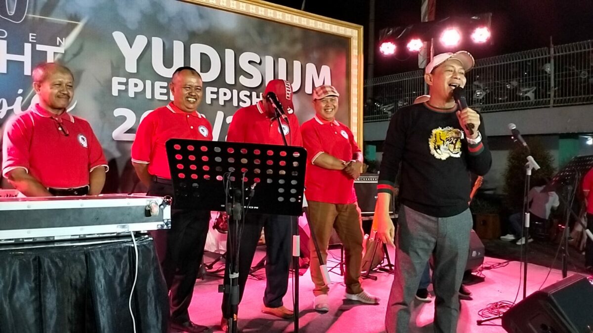 Rektor IKIP Budi Utomo, Dr. Nurcholis Sunuyeko, M.Si (kaos hitam) memberikan sambutan dalam acara Yudisium yang digelar di halaman Kampus C, Jalan Citandui 46 Kota Malang