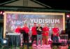 Rektor IKIP Budi Utomo, Dr. Nurcholis Sunuyeko, M.Si (kaos hitam) memberikan sambutan dalam acara Yudisium yang digelar di halaman Kampus C, Jalan Citandui 46 Kota Malang (ft.cholil)