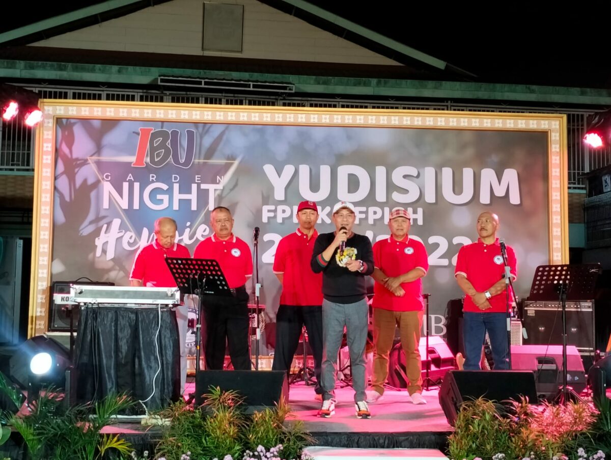 Rektor IKIP Budi Utomo, Dr. Nurcholis Sunuyeko, M.Si (kaos hitam) memberikan sambutan dalam acara Yudisium yang digelar di halaman Kampus C, Jalan Citandui 46 Kota Malang (ft.cholil)