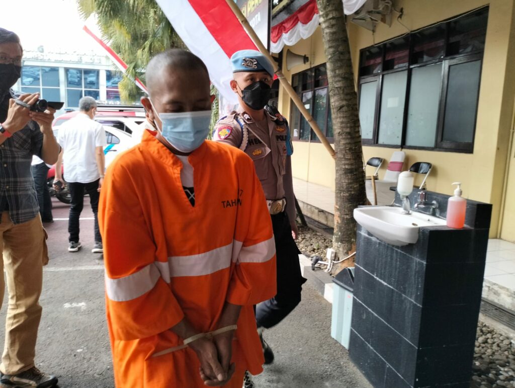 Salah satu tersangka judi online digiring petugas Polresta Malang Kota (ft.cholil)