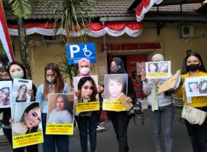 Sejumlah biduan korban penipuan arisan bodong kembali mendatangi Polresta Malang Kota untuk melaporkan kasus penipuan dengan membawa poster wajah pelaku
