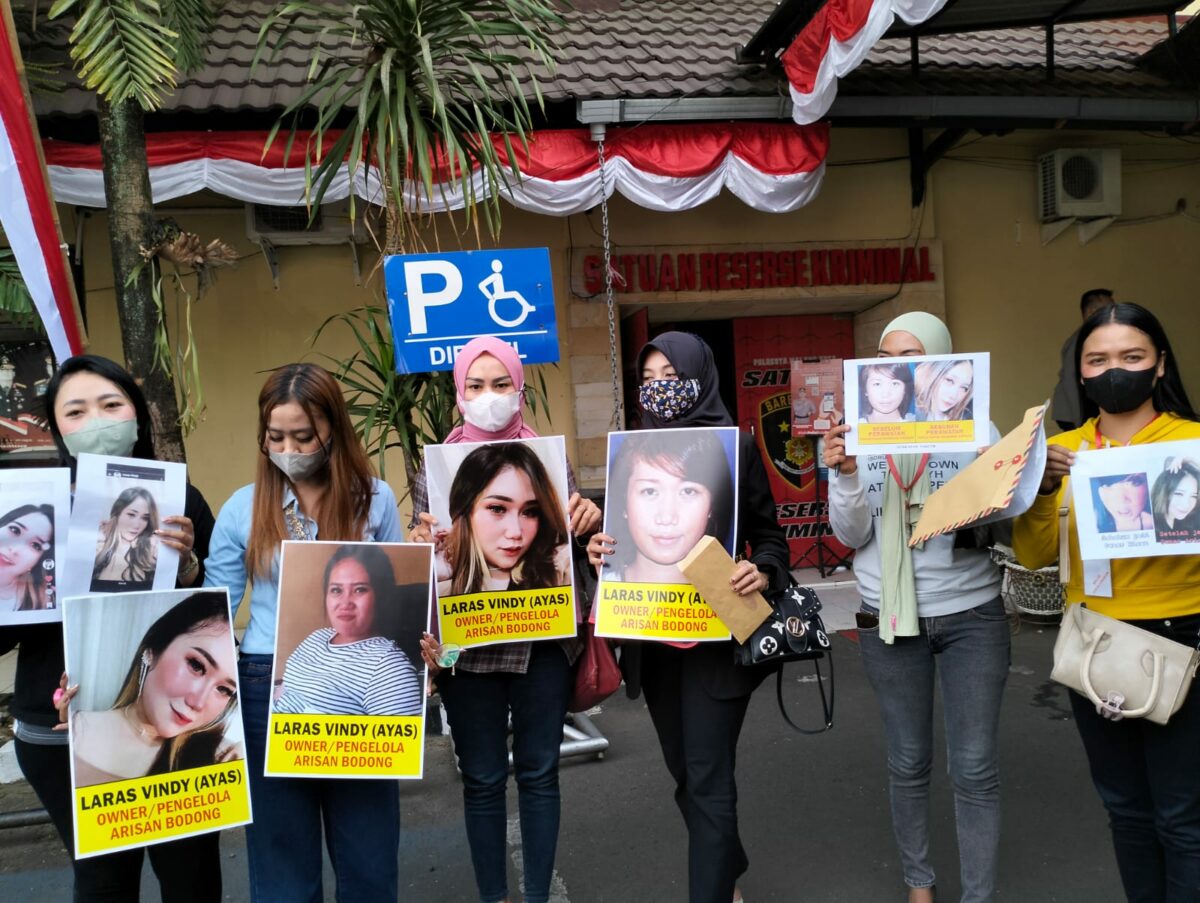Sejumlah biduan korban penipuan arisan bodong kembali mendatangi Polresta Malang Kota untuk melaporkan kasus penipuan dengan membawa poster wajah pelaku