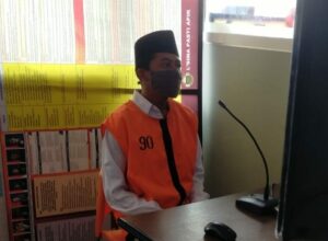 Terdakwa Yahya R (37) mendengarkan sidang putusan dari Lapas Kelas 1 Malang (ist)