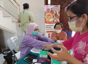 Vaksinasi ribuan Nakes dan SDM Kesehatan yang digelar Dinkes Kota Batu bekerjasama dengan Badan Intelijen Negara Daerah (Binda) Jatim (ist)