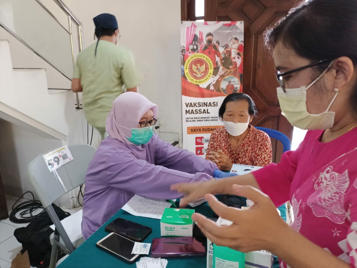 Vaksinasi ribuan Nakes dan SDM Kesehatan yang digelar Dinkes Kota Batu bekerjasama dengan Badan Intelijen Negara Daerah (Binda) Jatim (ist)