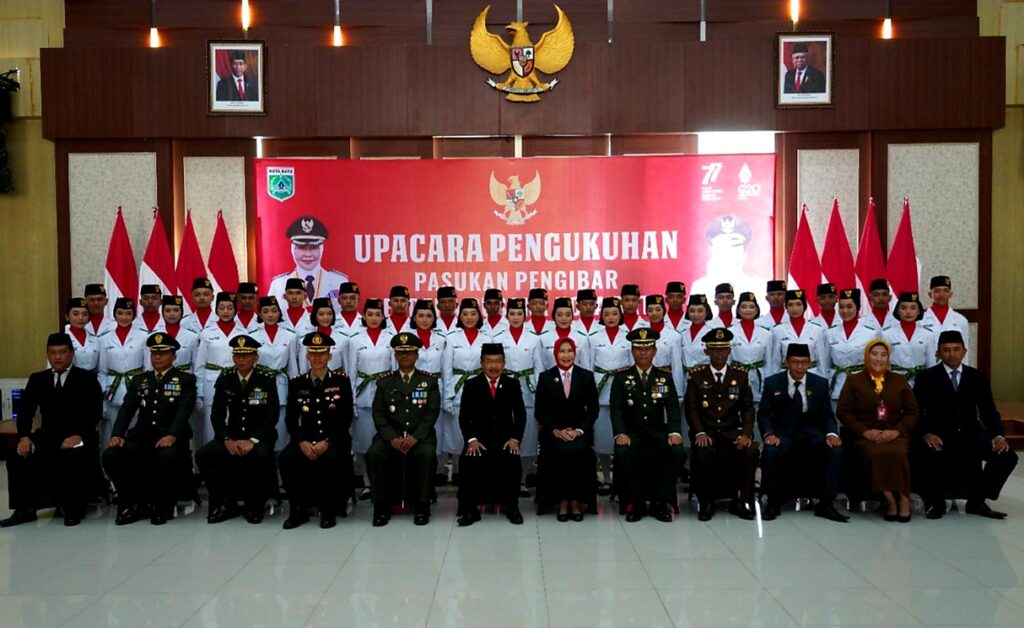 Wali Kota Batu, Hj Dewanti Rumpoko dan jajaran Forkopimda pose bersama anggota Paskibraka (ist)