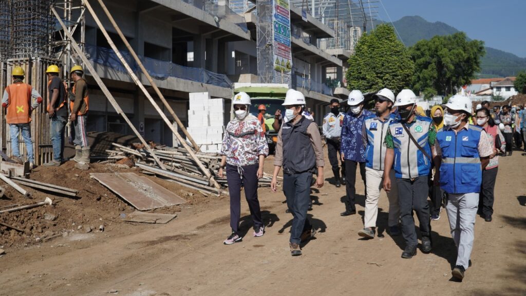 Wali Kota Batu, Hj Dewanti Rumpoko, meninjau dan melihat kondisi di lokasi pembangunan Pasar Besar Kota Batu. (Ist)