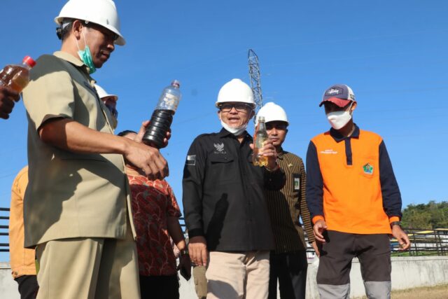 Walikota Malang, H Sutiaji (baju hitam lengan panjang), meninjau tempat pengolahan sampah di TPA Supit Urang Walikota Malang, H Sutiaji (baju hitam lengan panjang), meninjau tempat pengolahan sampah di TPA Supit Urang (ist)