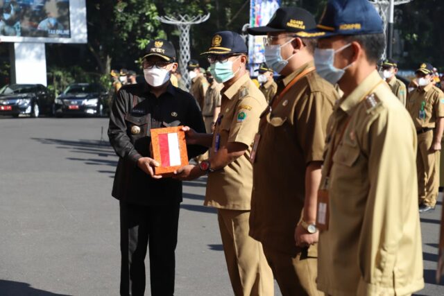 Walikota Malang, H Sutiaji menyerahkan secara simbolis bendera merah putih kepada para Camat Kota Malang (ist)