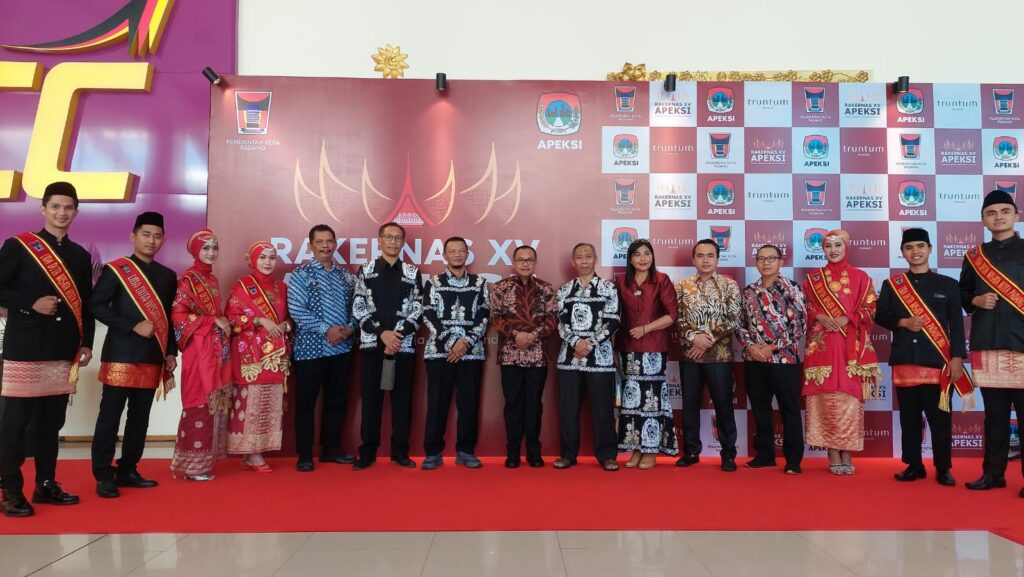 Walikota Malang, H Sutiaji pose bersama jajarannya dalam acara APEKSI XV di Hotel Truntum, Kota Padang (ist)