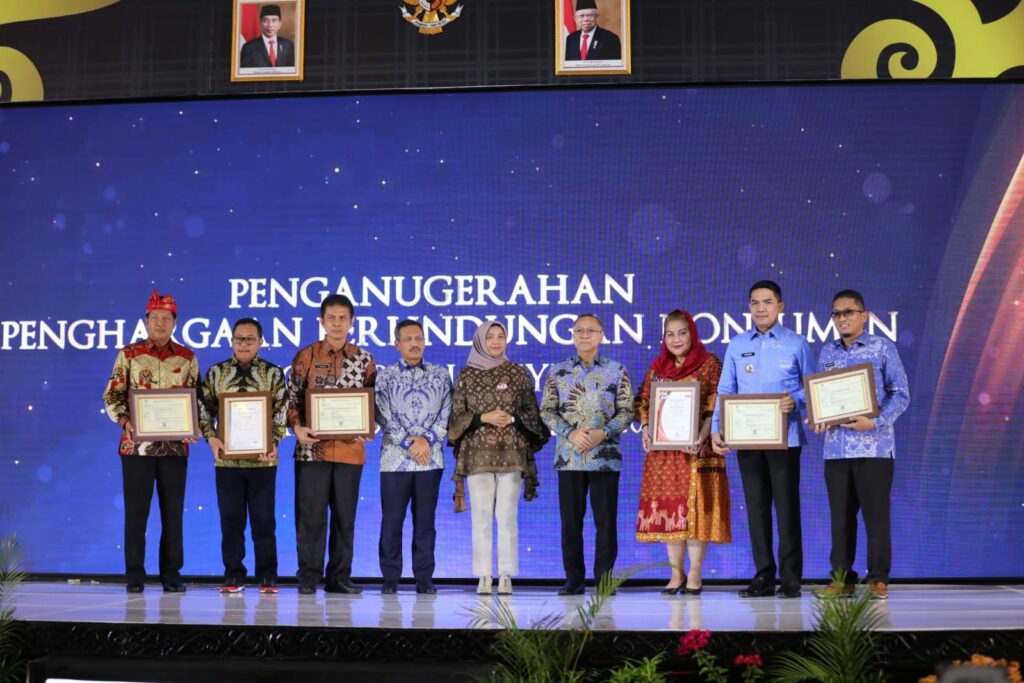 Walikota Malang, H Sutiaji pose bersama penerima penghargaan dari daerah lainnya (ist)
