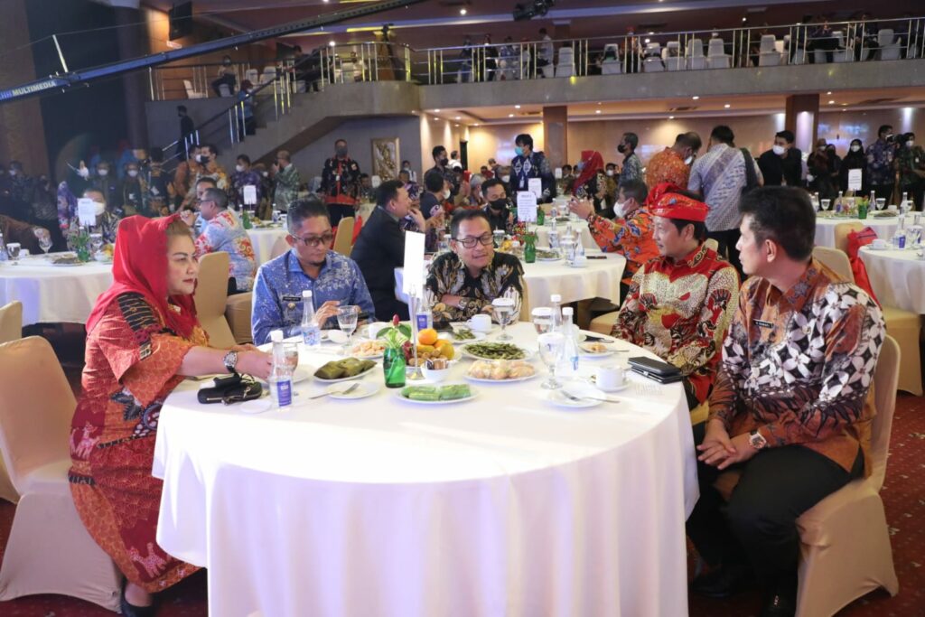Walikota Malang, H Sutiaji ramah tamah bersama penerima penghargaan dari daerah lainnya (ist)