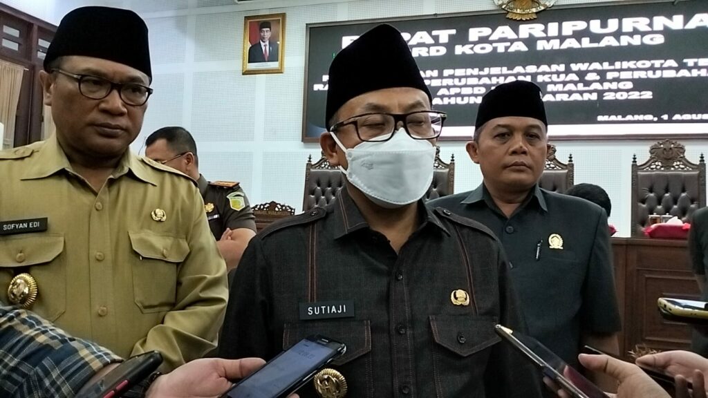Walikota Malang, H Sutiaji saat memberikan keterangan kepada wartawan