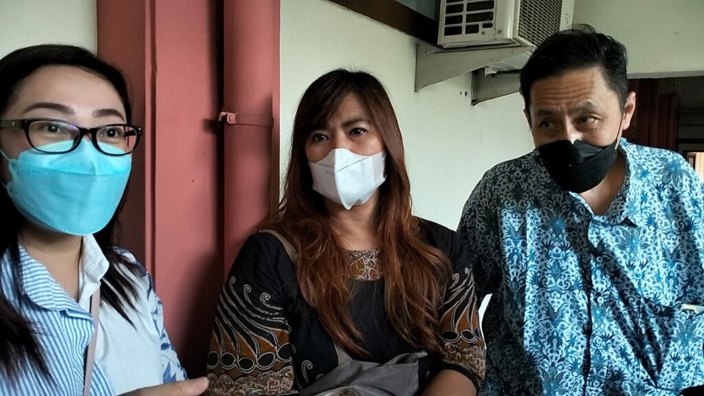 Tiga saksi korban penipuan mantan Kepala kantor cabang pembantu Bank Mega, Maria Christian, Lieneke Kusumawati serta Jong Pongki Tambayong, memberikan keterangan kepada wartawan di PN Kota Malang (ft.cholil)