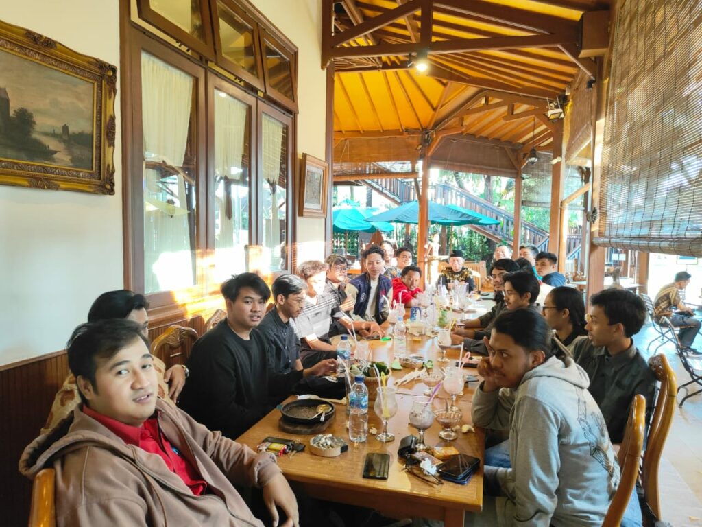 Nurcholis Sunuyeko memberikan bonus atlet eSport Kota Malang di sela jamuan makan siang (ist)