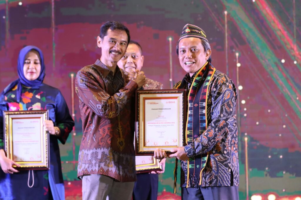 Kepala Dinas Komunikasi dan Informatika (Diskominfo) Muhammad Nurwidianto, S.Sos (kiri) menerima penghargaan "Gold Winner” kategori Koperasi dan UMKM pada acara puncak IDEAS 2022. (ist)