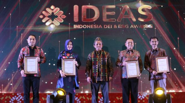 Kepala Dinas Komunikasi dan Informatika (Diskominfo) Muhammad Nurwidianto, S.Sos pose bersama usai menerima penghargaan 