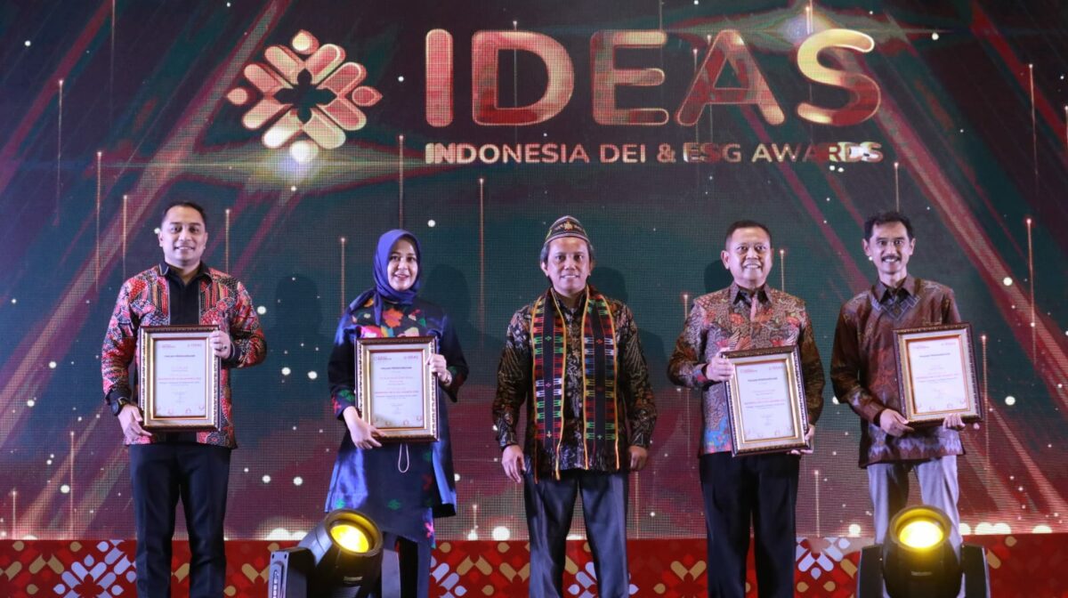 Kepala Dinas Komunikasi dan Informatika (Diskominfo) Muhammad Nurwidianto, S.Sos pose bersama usai menerima penghargaan "Gold Winner” kategori Koperasi dan UMKM pada acara puncak IDEAS 2022. (ist)