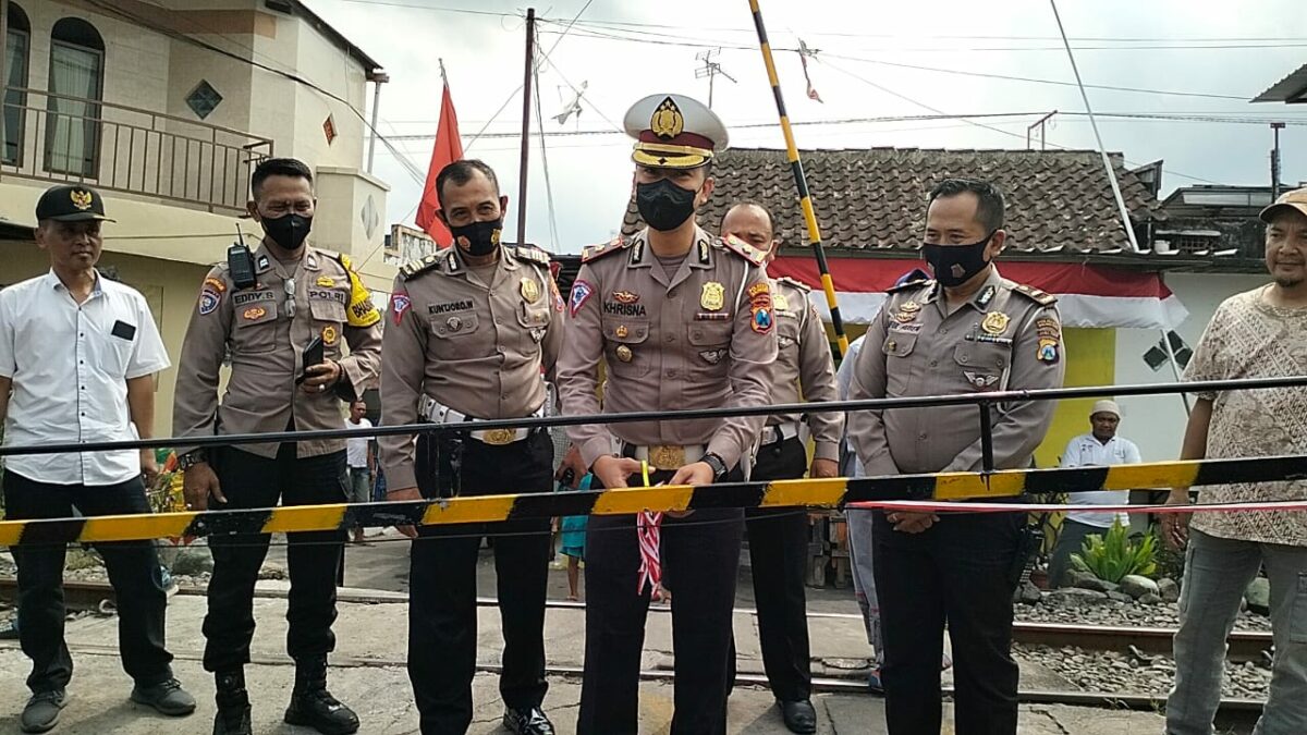 Kasatlantas Polresta Malang Kota, Kompol Yoppy Anggi Khrisna, secara simbolis meresmikan pemasangan rotator dan sirine di perlintasan sebidang Jl Kolonel Sugiono RT 10 RW 3, Kelurahan Ciptomulyo, Sukun, Rabu (10/08/2022).