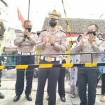 Kasatlantas Polresta Malang Kota, Kompol Yoppy Anggi Khrisna, secara simbolis meresmikan pemasangan rotator dan sirine di perlintasan sebidang Jl Kolonel Sugiono RT 10 RW 3, Kelurahan Ciptomulyo, Sukun, Rabu (10/08/2022).