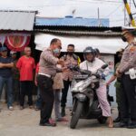 Jajaran Satlantas Polresta Malang Kota membantu pengendara di perlintasan kereta api (ft.cholil)