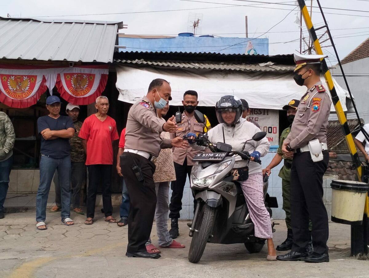 Jajaran Satlantas Polresta Malang Kota membantu pengendara di perlintasan kereta api (ft.cholil)