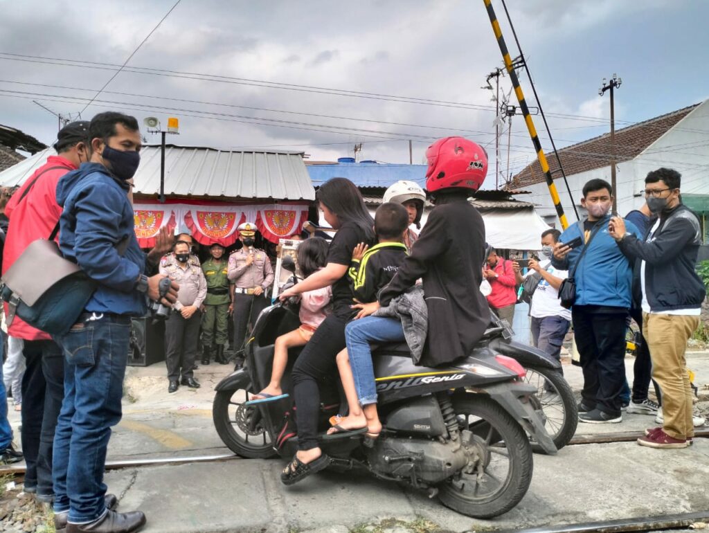 Pelintasan inilah yang dipasang rotator dan sirine oleh Satlantas Polresta Malang Kota (ft.cholil)