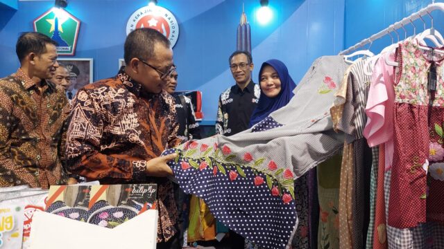 Walikota Malang H Sutiaji di stand pameran milik Pemkot Malang dalam gelaran APEKSI XV (ist)