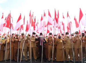 Wali Kota Malang, H Sutiaji, didampingi Wakil Wali Kota Malang, Sofyan Edi Jarwoko serta jajaran Organisasi Perangkat Daerah (OPD) Pemkot Malang melakukan pemasangan serentak Bendera Merah Putih di Alun - Alun Tugu Kota Malang (ist)
