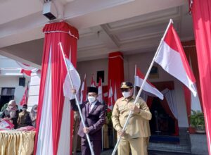 Wali Kota Malang, H Sutiaji, didampingi Wakil Wali Kota Malang, Sofyan Edi Jarwoko bersiap melakukan pemasangan Bendera Merah Putih secara simbolis di Alun - Alun Tugu (ist)