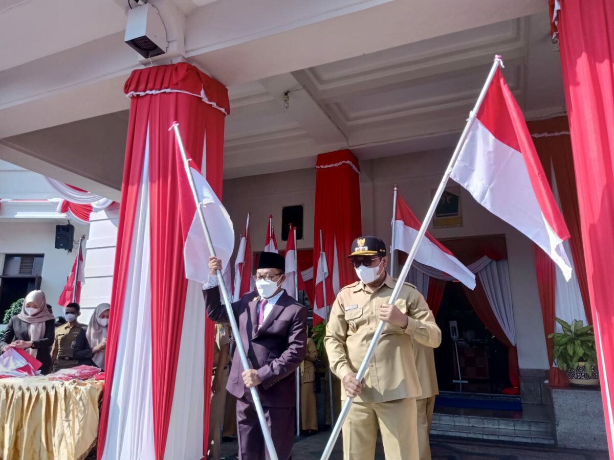 Wali Kota Malang, H Sutiaji, didampingi Wakil Wali Kota Malang, Sofyan Edi Jarwoko bersiap melakukan pemasangan Bendera Merah Putih secara simbolis di Alun - Alun Tugu (ist)