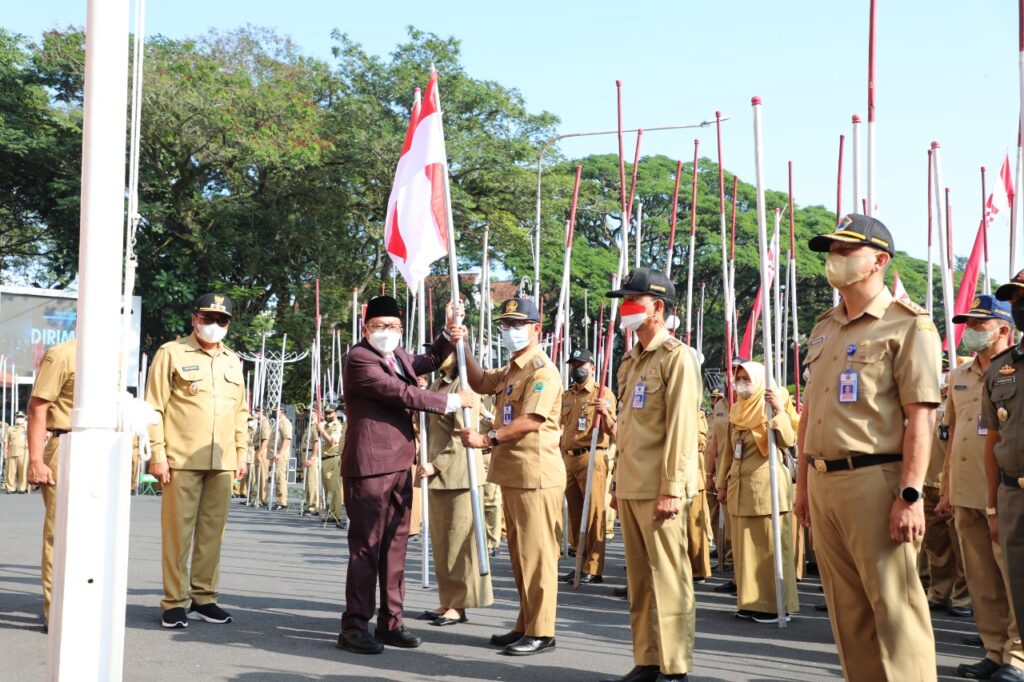 Wali Kota Malang, H Sutiaji, didampingi Wakil Wali Kota Malang, Sofyan Edi Jarwoko menyerahkan secara simbolis Bendera Merah Putih kepada perwakilan OPD untuk selanjutnya dilakukan pemasangan secara serentak (ist)