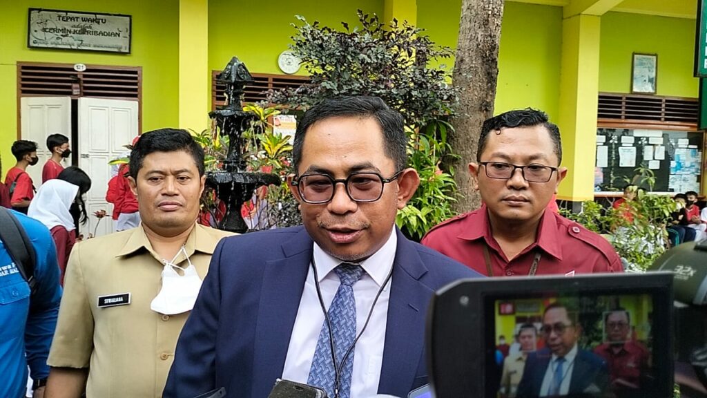 Kepala OJK Malang, Sugiarto Kasmuri, memberikan keterangan kepada wartawan (ft.cholil)