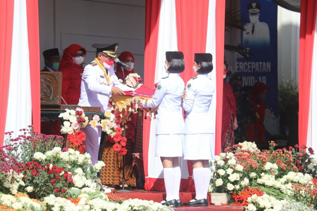 Walikota Sutiaji menyerahkan bendera pusaka kepada anggota Paskibraka (ist)